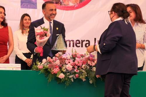 Anuncia Fernando Flores Fernández, donación de mil computadoras a profesores del SEIEM
